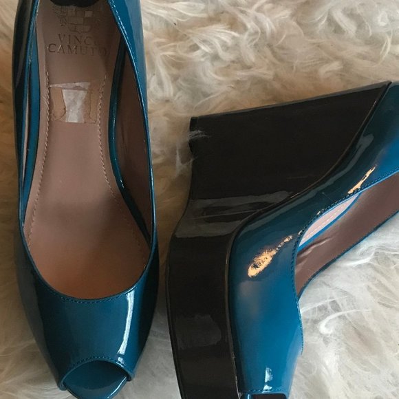 VINCE CAMUTO Ladell Blue Patent Wedges - Picture 4 of 4